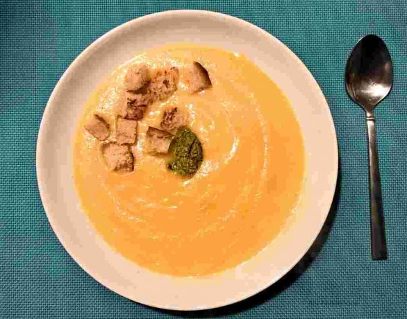 Σούπα κουνουπίδι με κρουτόν και πέστο βασιλικού.
Cauliflower soup with croutons and sweet basil pesto.
