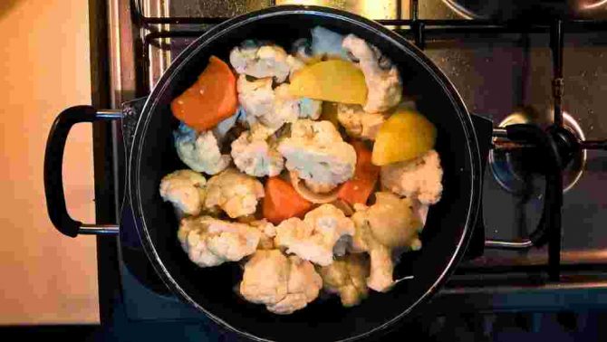 Τα λαχανικά είναι στην κατσαρόλα έτοιμα να βράσουν για την βελουτέ σούπα κουνουπίδι