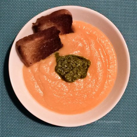 Σούπα κουνουπίδι βελουτέ με μεγάλα κρουτόν και πέστο βασιλικού.
Cauliflower soup with croutons and sweet basil pesto.